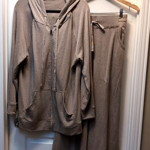 Women's hoodie and Capri length pants